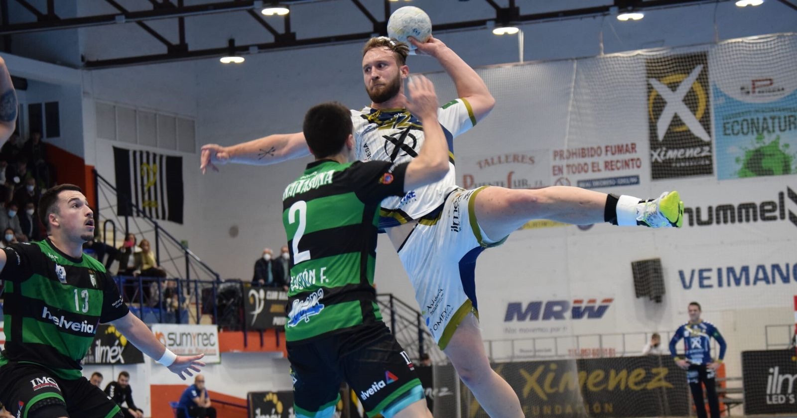 Mitic, lateral del Ángel Ximénez, se eleva para lanzar por encima de la defensa de Anaitasuna.