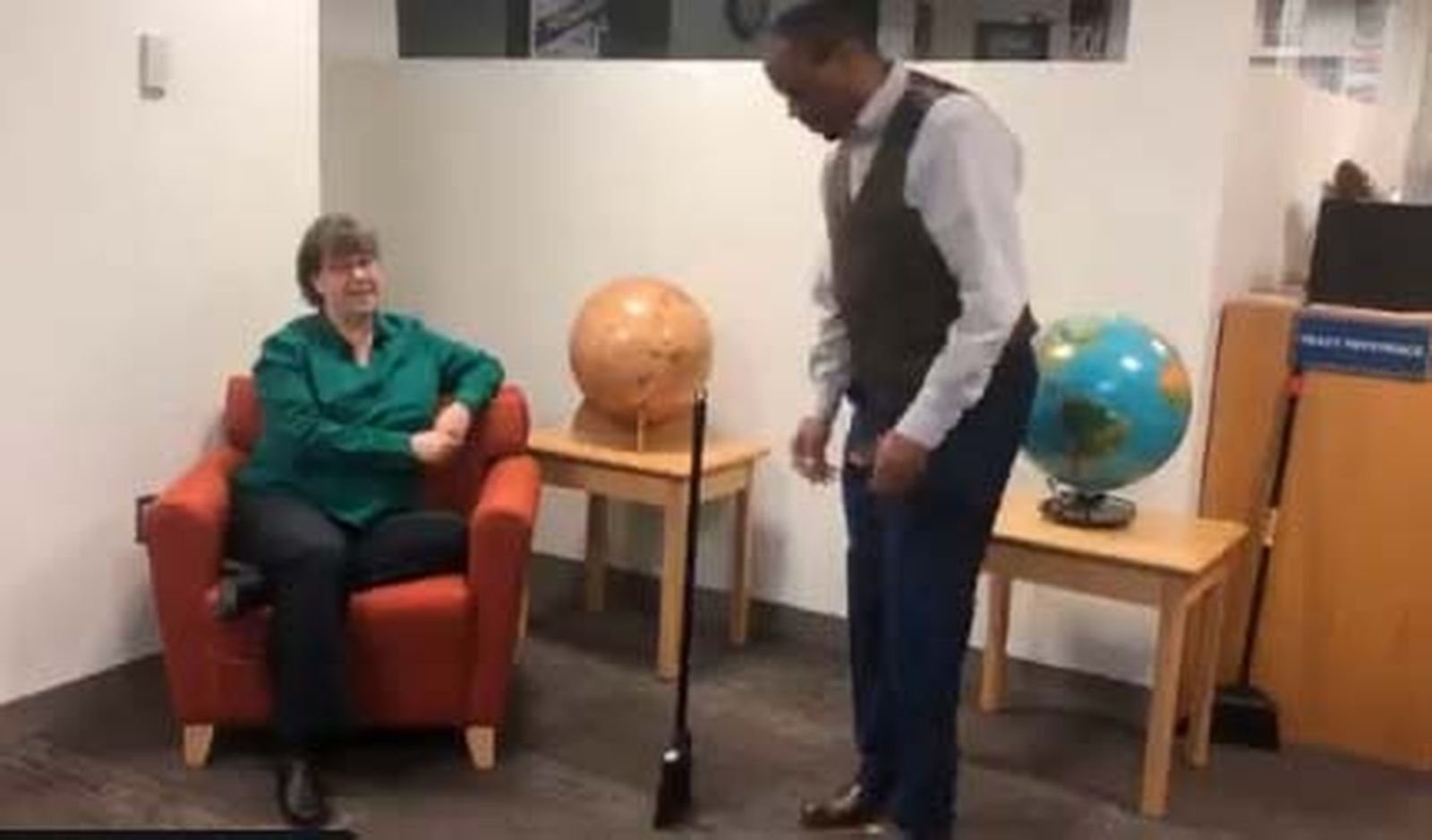 Un miembro de la NASA coloca la escoba de pie