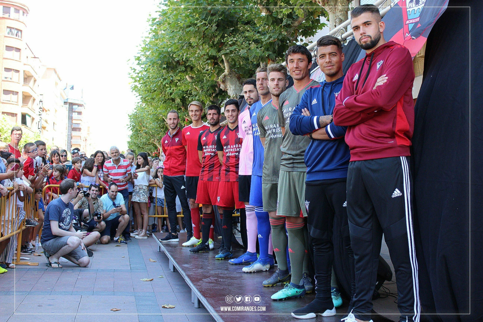 El Mirandés es otro de los conjuntos que cuenta con Adidas como proveedor deportivo. En su regreso a Segunda División, el conjunto de Miranda de Ebro apuesta por un diseño innovador para su primera indumentaria, basado en el modelo Striped 19 de Adidas. La camiseta es roja con franjas y mangas negras, con pantalón rojo como principal novedad y medias negras. La segunda equipación, que tira del socorrido modelo Tiro 19, es gris con detalles en rosa fucsia.