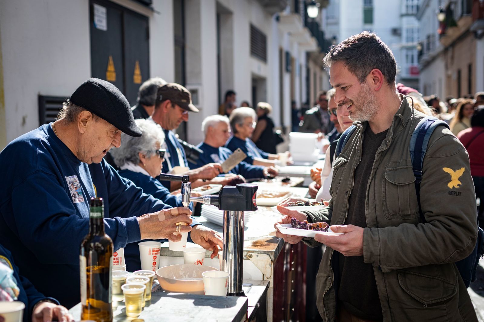 Búscate entre las mejores imágenes de la Erizada 2024 del Carnaval de Cádiz