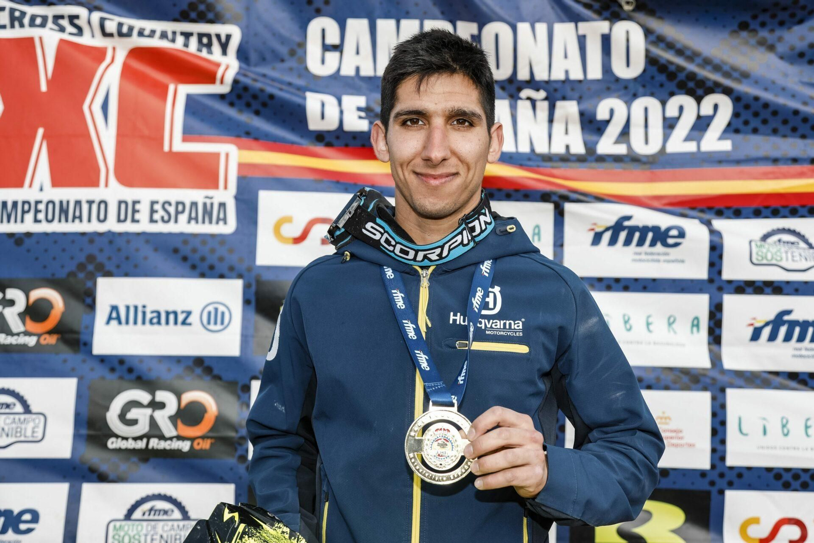 Sergio Navarro posa con su medalla de campeón de España. Sergio Navarro posa con su medalla de campeón de España.