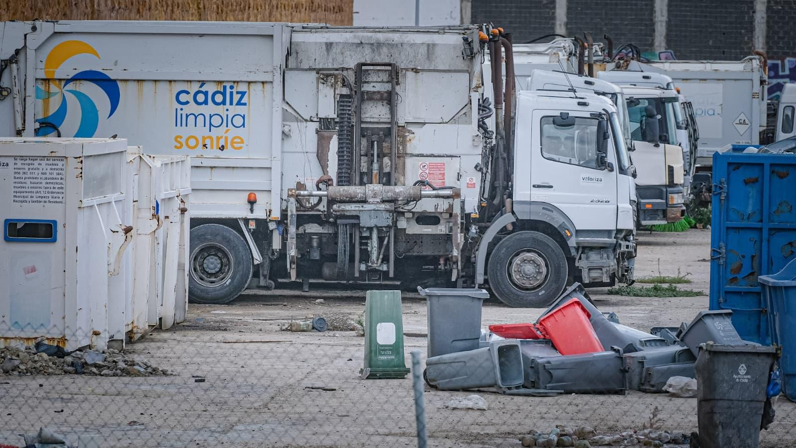 Camiones y contenedores de basura, en el solar que ocupa en Zona Franca la empresa adjudicataria del servicio de limpieza.