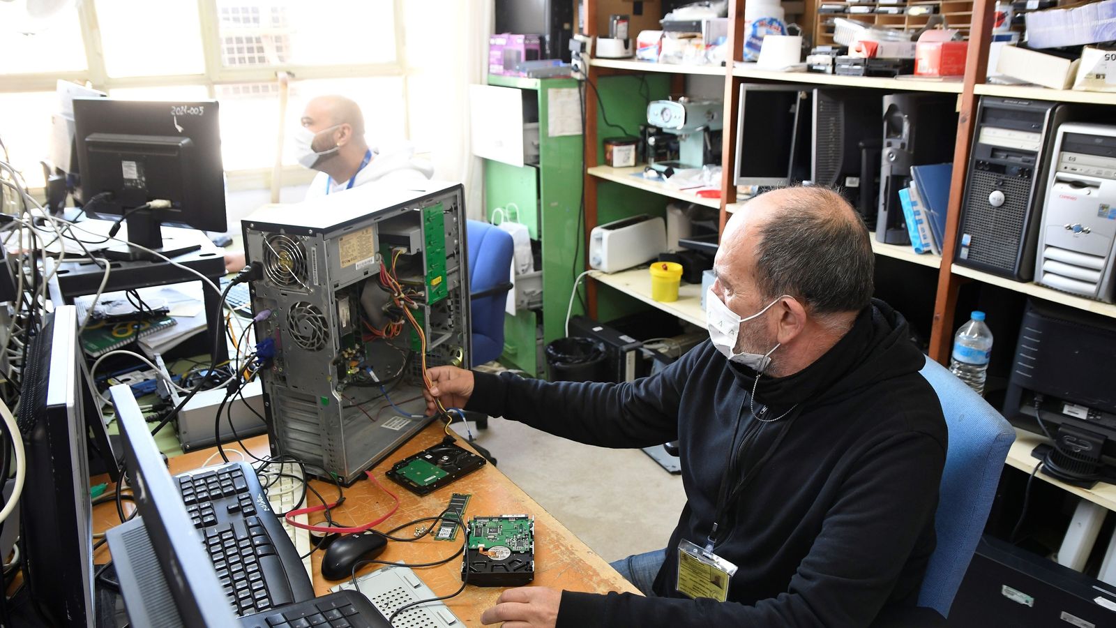 Se utilizan ordenadores antiguos para aprovechar sus piezas en las aulas.