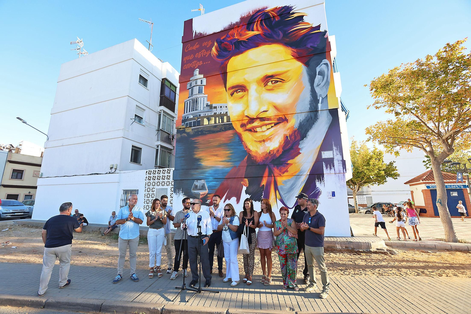 Imágenes de la inauguración del mural homenaje a Manuel Carrasco en Isla Cristina