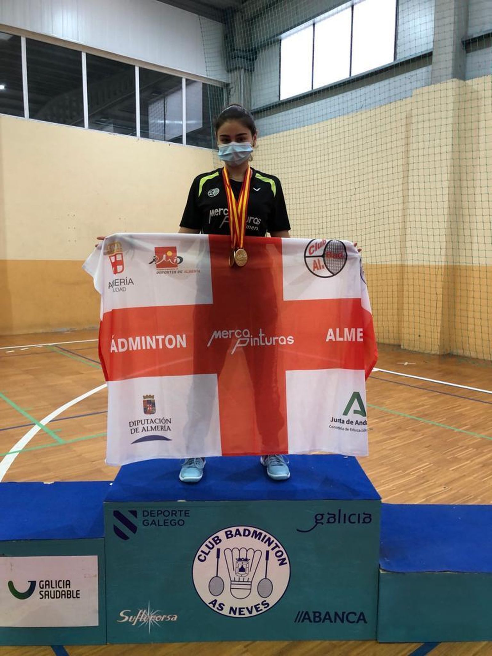 La joven Macarena Fernández, con sus medallas y la bandera de Almería