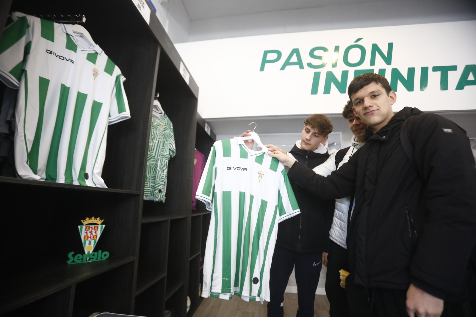 La venta de las equipaciones del Córdoba CF de esta temporada, en imágenes