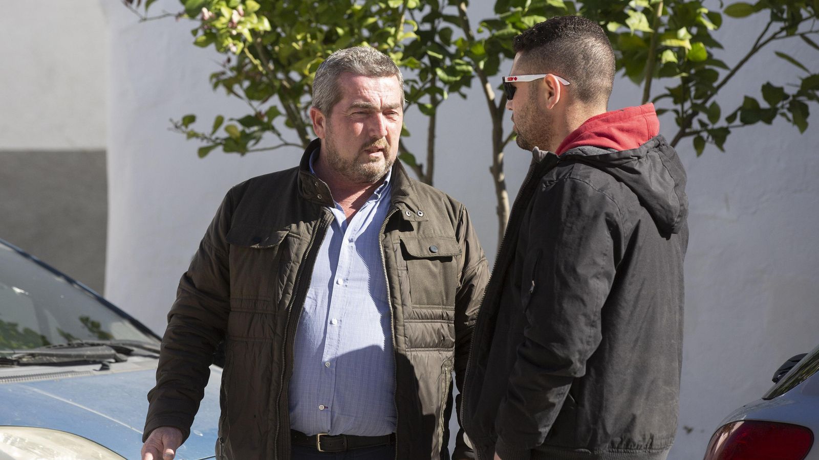 El alcalde de Aznalcóllar, Juan José Fernández, habla con un familiar del matrimonio.