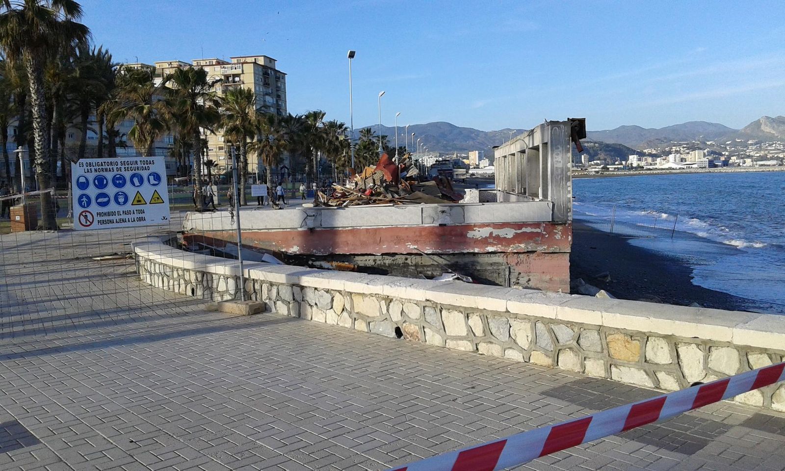 Demolición del chiringuito de El Corral de la Pacheca a principios del pasado abril.