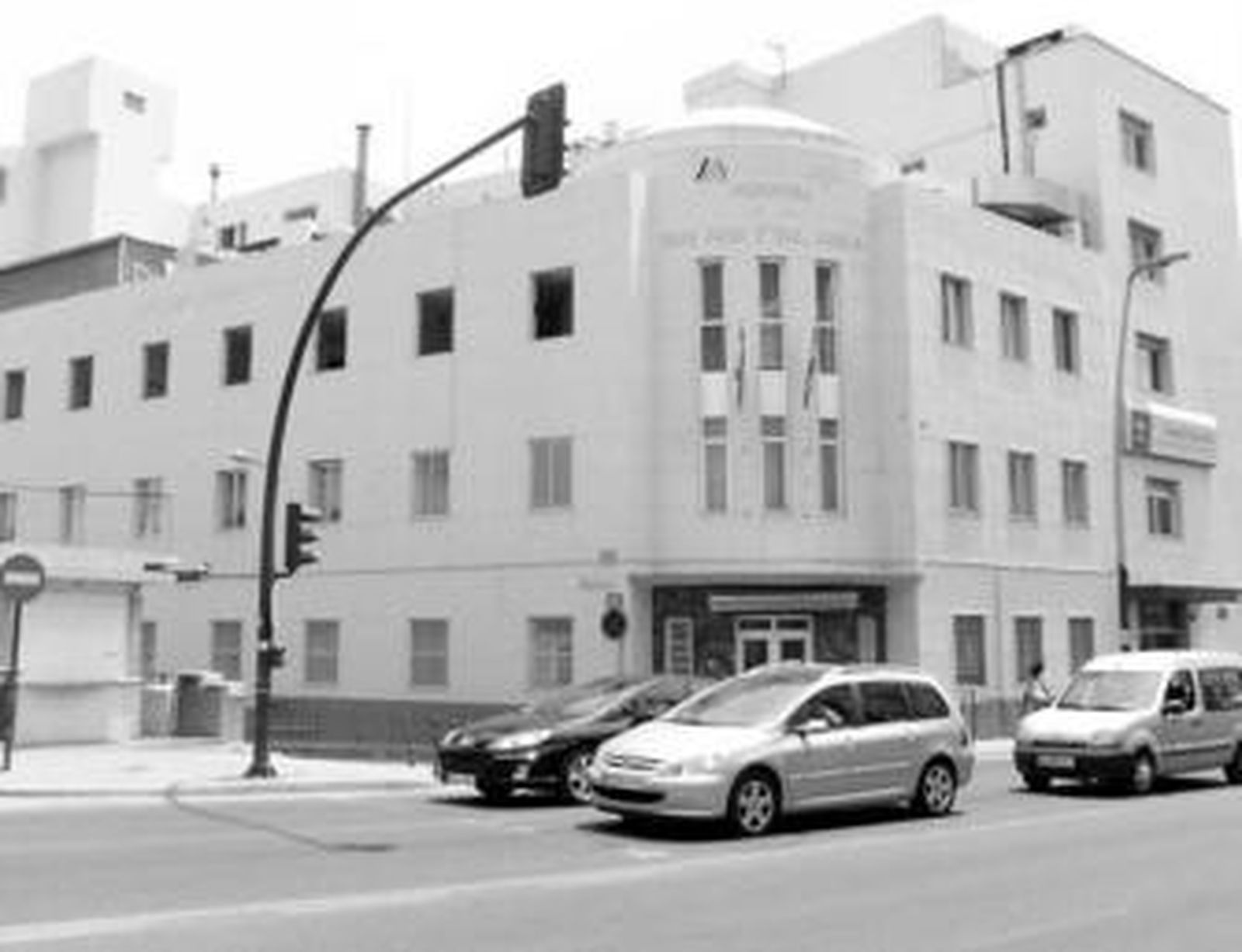 Edificio del Hospital Cruz Roja en la Carretera de Ronda.