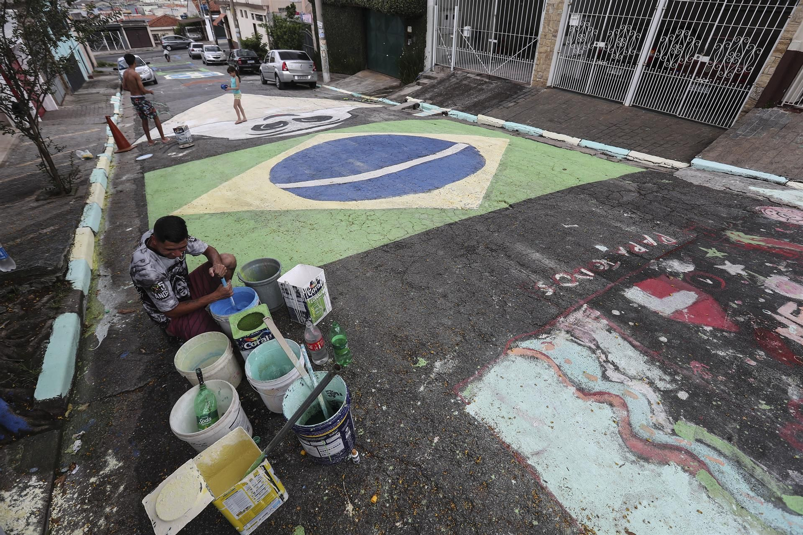 Aficionados de Brasil decoran las calles para el Mundial de Qatar.