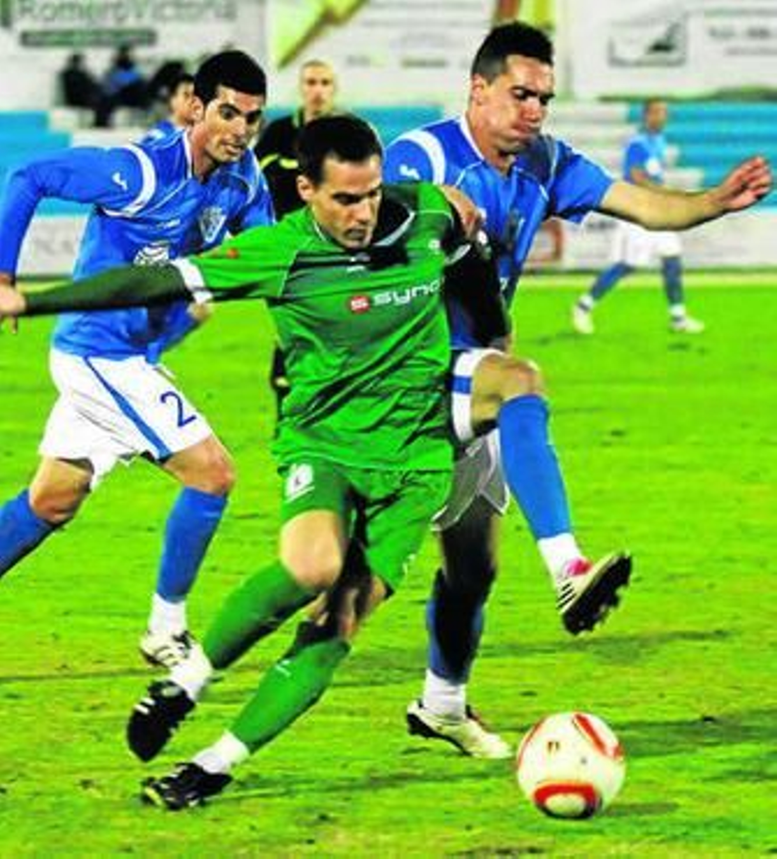 Milla, que fue expulsado, persigue a un rival.