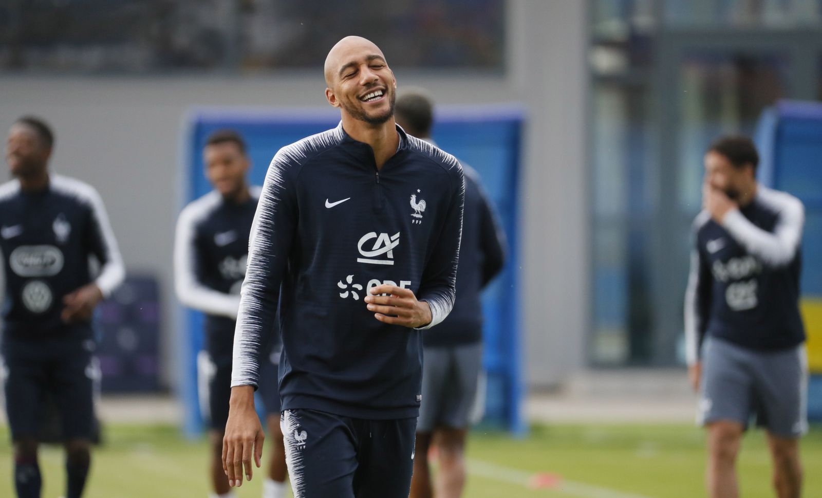 N’Zonzi sonríe durante el entrenamiento de ayer con Francia.