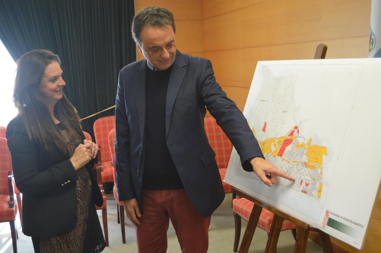 La edil de Urbanismo, Maribel Tocón, y el alcalde, José Ortiz, muestran un mapa urbanístico de la ciudad.