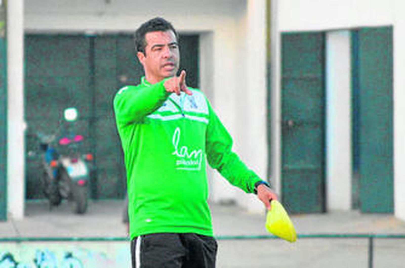 José Pérez Herrera da instrucciones a sus jugadores en un entrenamiento en El Palmar.