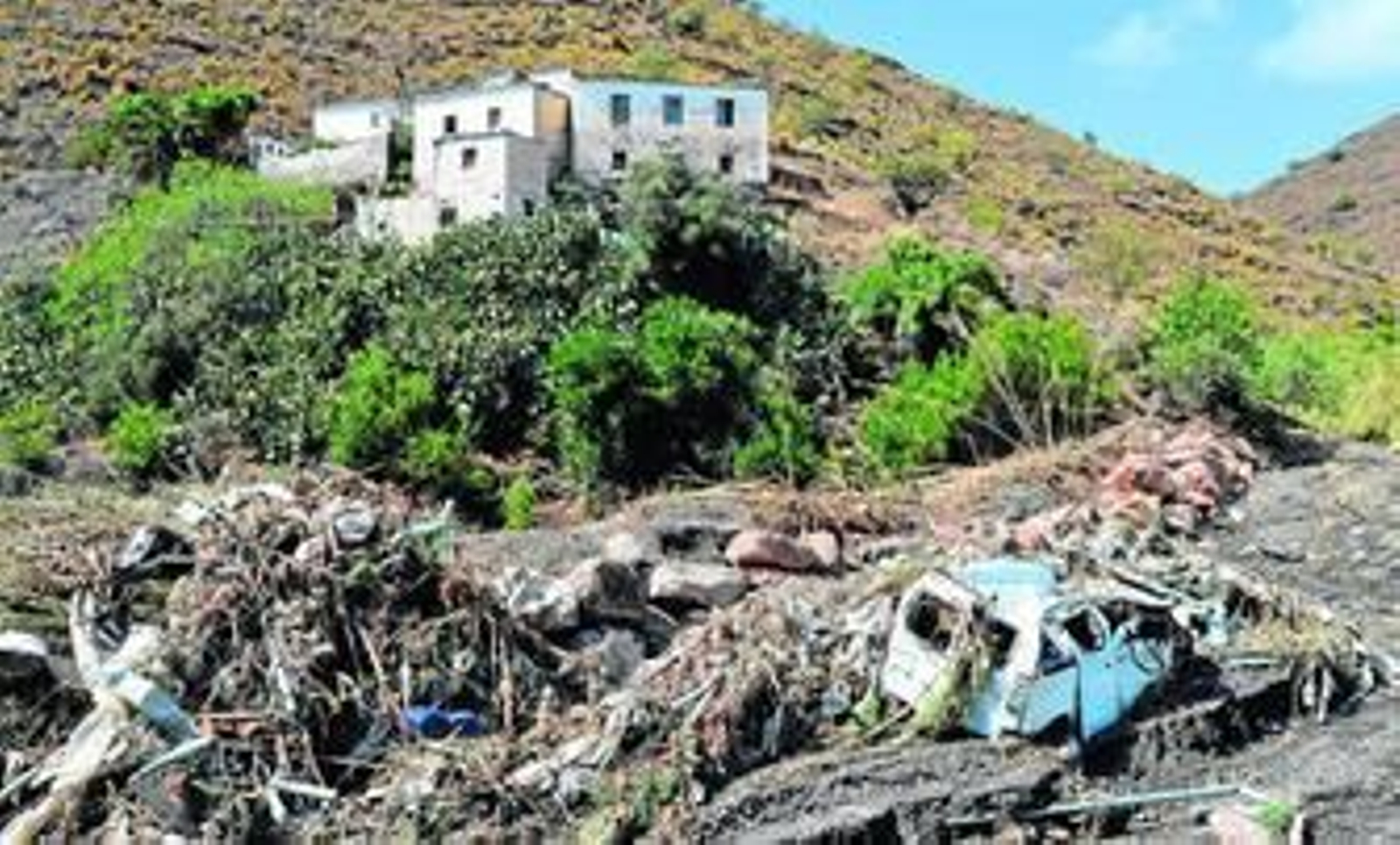 1. La fuerte tromba de agua ha dejado imágenes dantescas en la Costa, especialmente en el municipio de Albuñol. 2, 5 y 6. Tras la lluvia, los propietarios de invernaderos y fincas agrícolas pudieron comprobar los funestos efectos de la lluvia en sus propiedades. 4. Las carreteras también se han visto gravemente afectadas. 7. La extraordinaria fuerza del agua descargada por la tromba pudo con todo a su paso. 8. Operarios trabajan para la puesta en servicio de una de las carreteras afectadas por el temporal. 9 y 10. Vecinos visitan la zona de la rambla para conocer de primera mano los efectos del temporal.