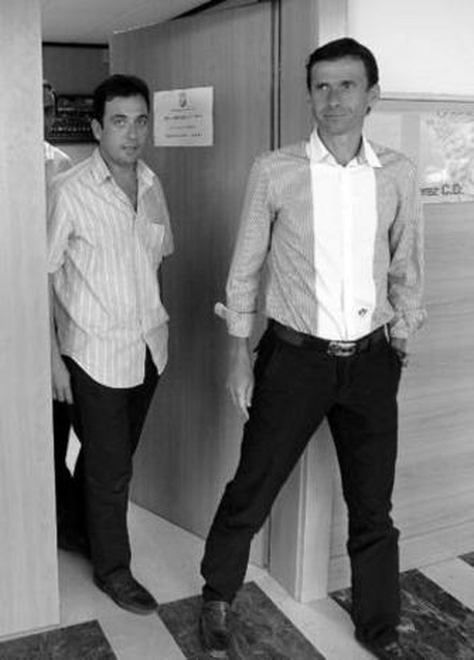 Ziganda y Miguel Ángel, saliendo de la secretaría del Xerez.