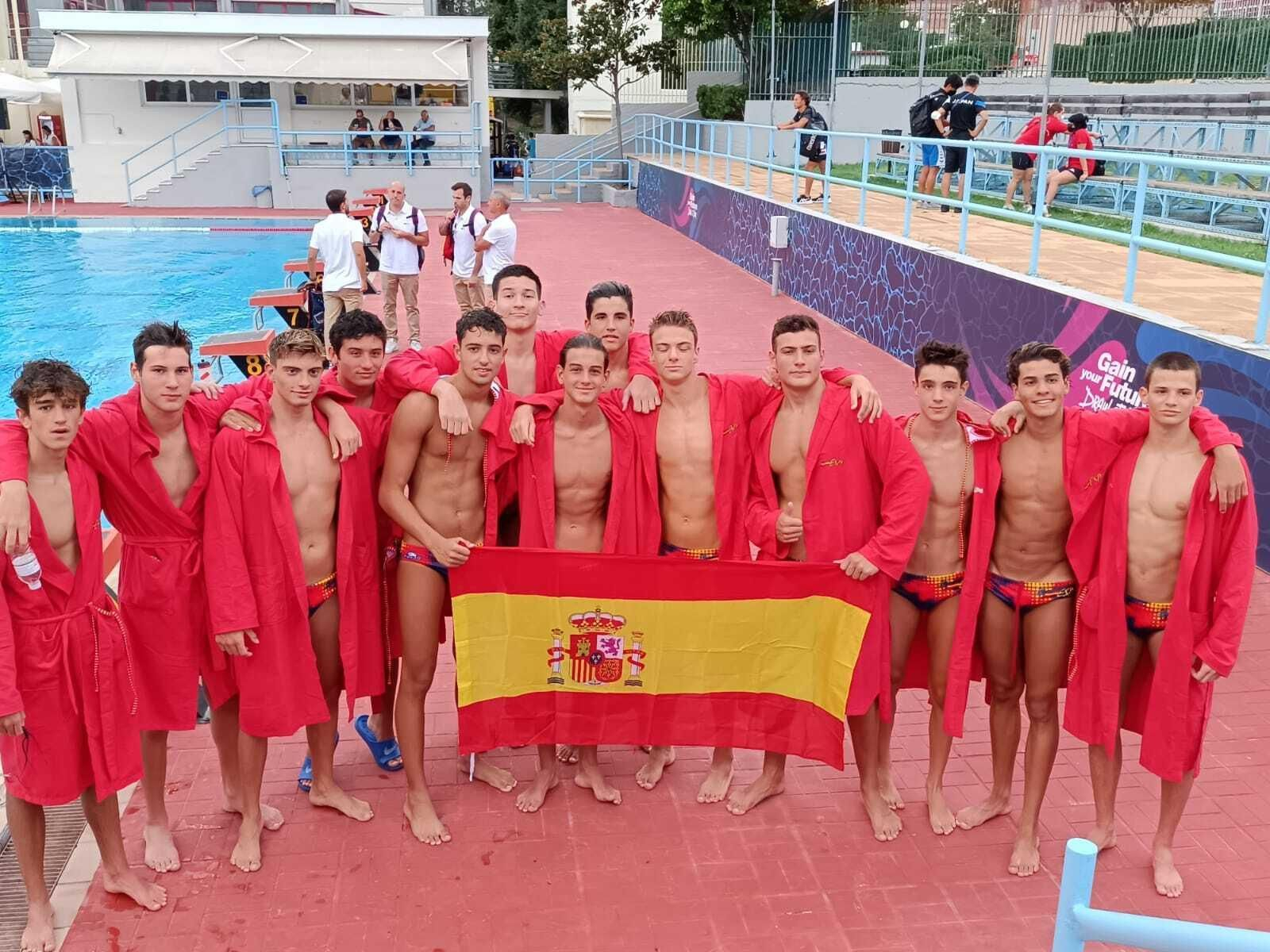 Saúl Granados sujeta la bandera de España en la parte izquierda junto a sus compañeros.