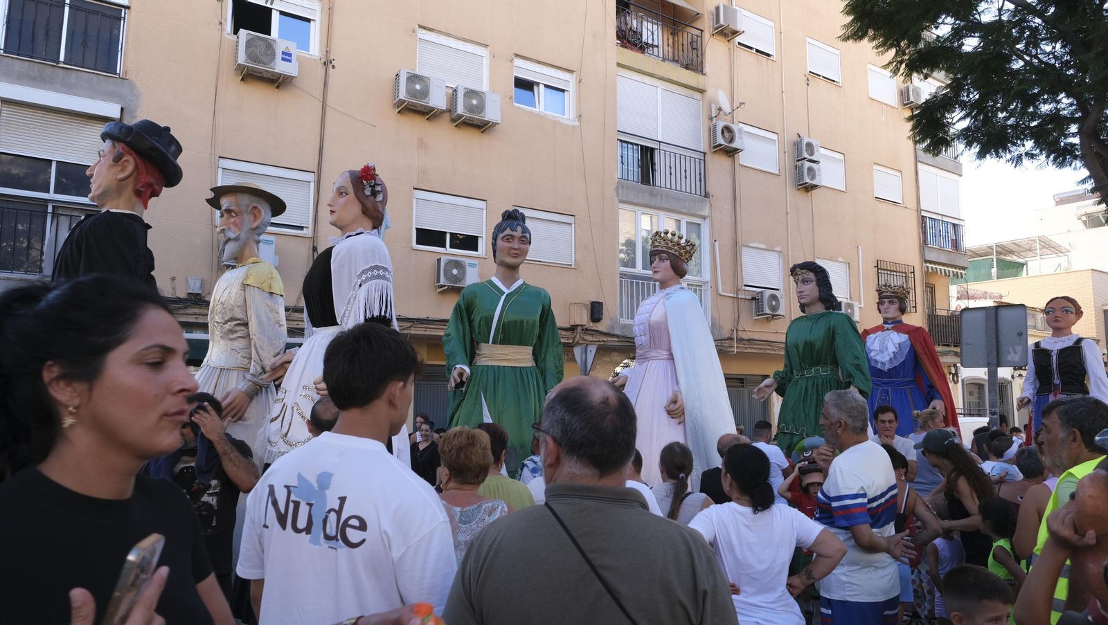 Gigantes y cabezudos en la Feria de Almería 2024, en imágenes