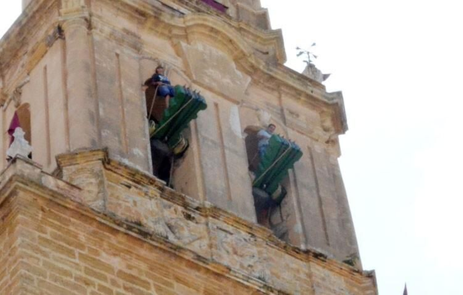 Campaneros utreranos hacen sonar el instrumento.