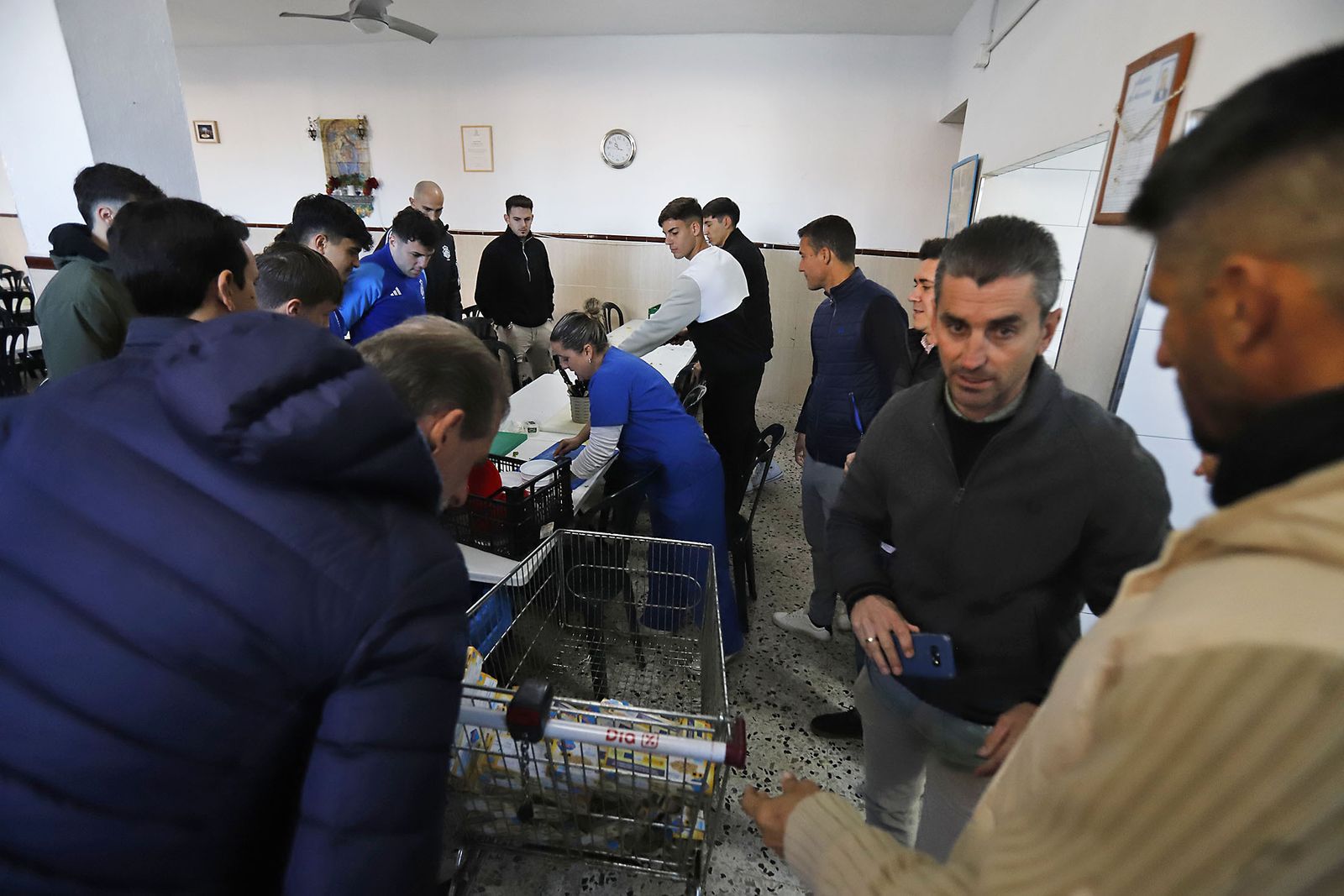 Imágenes del voluntariado de la plantilla del Recre en el comedor social Virgen de la Cinta.