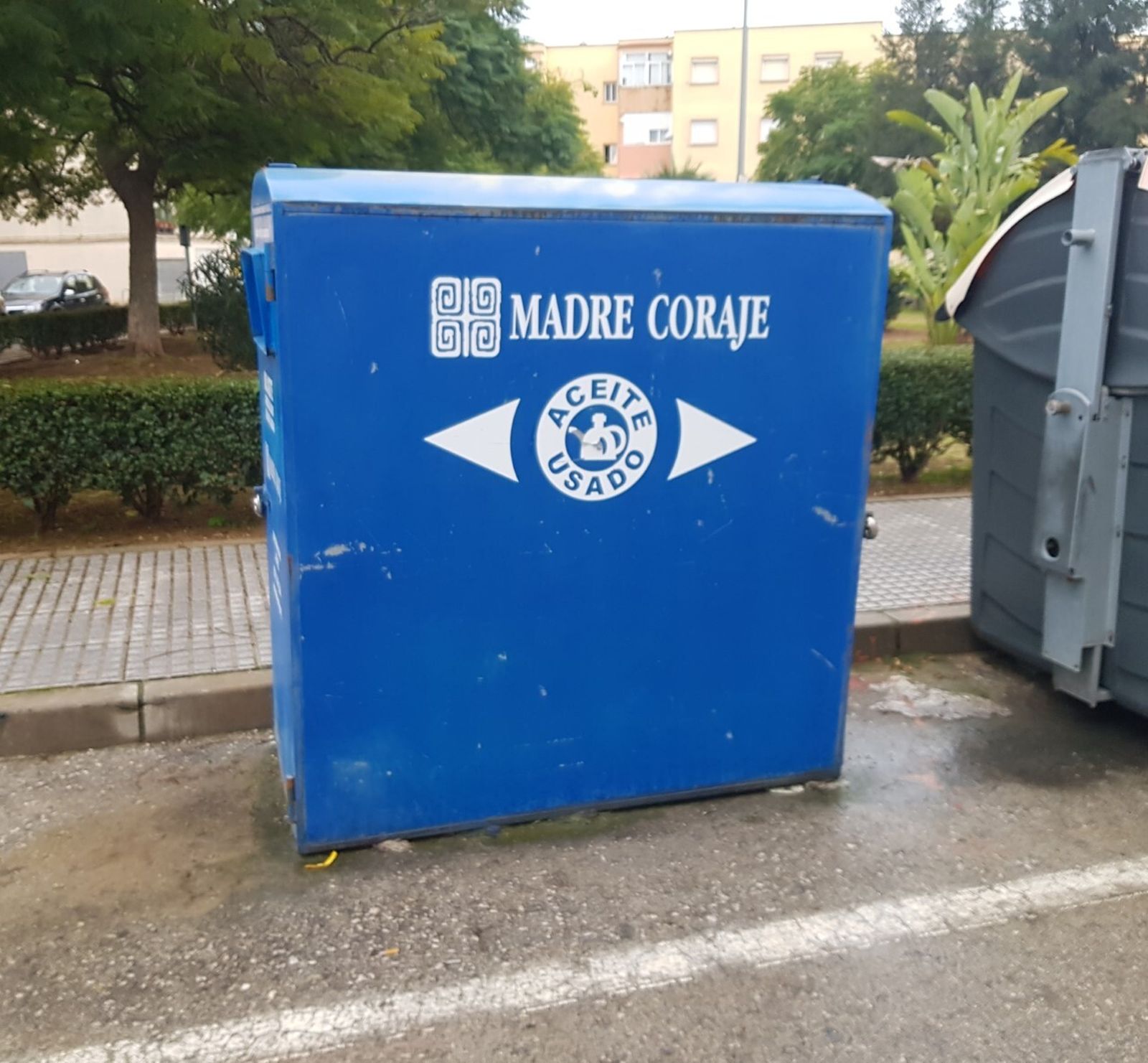 Depósito de Madre Coraje para recoger aceite usado.