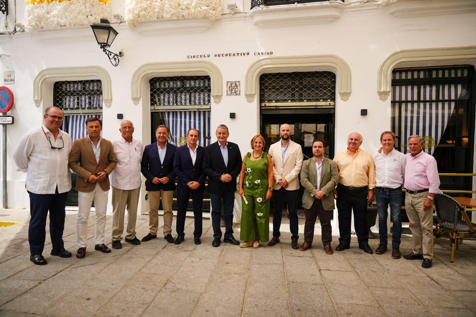 El consejero y las distintas personalidades, además del subdirector de Diario de Sevilla,en el casino de Cazalla de la Sierra.