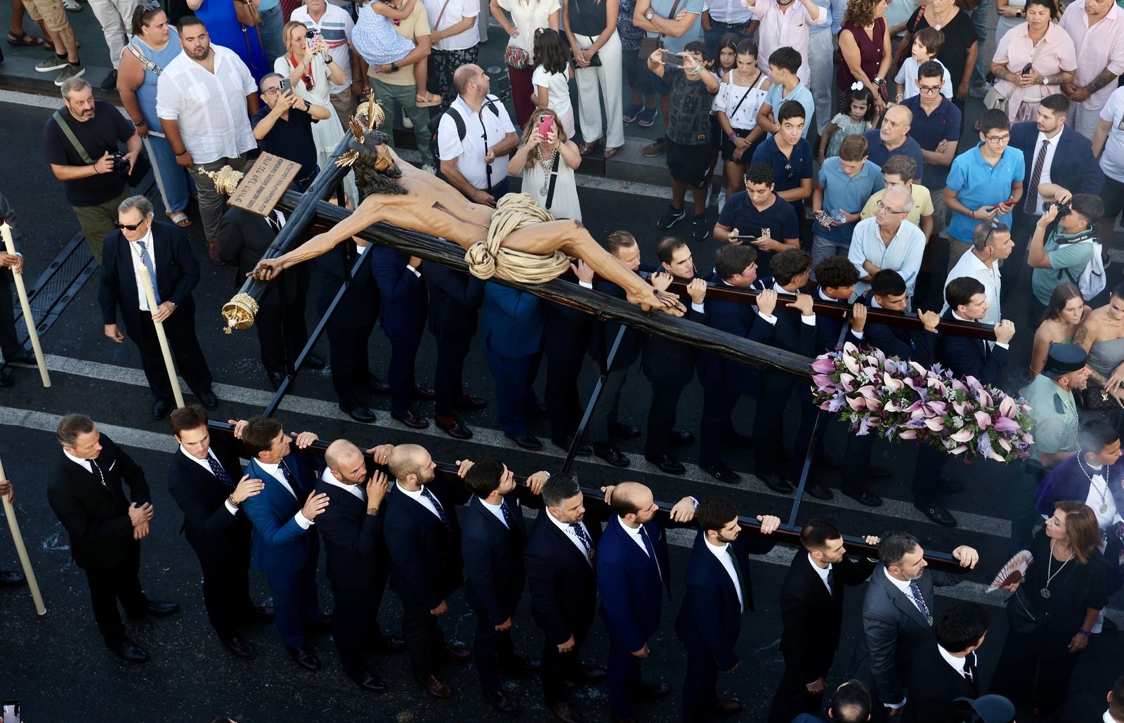 En imágenes, el traslado de los titulares de Las Aguas a la iglesia de San Jacinto