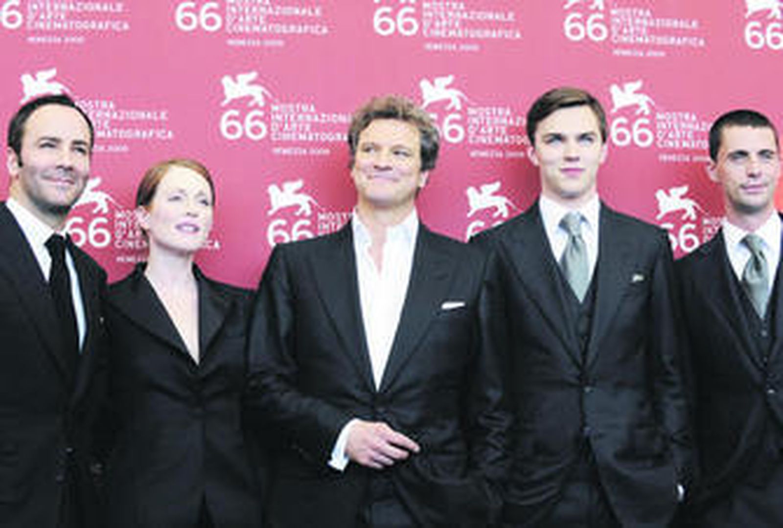 Tom Ford (izquierda), junto al reparto de su primer trabajo como director de cine.