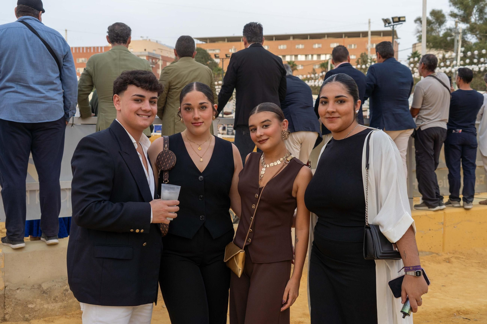 Imágenes del ambiente del ambiente de la tarde del domingo en la Feria de Otoño y del Caballo 2025 de Huelva