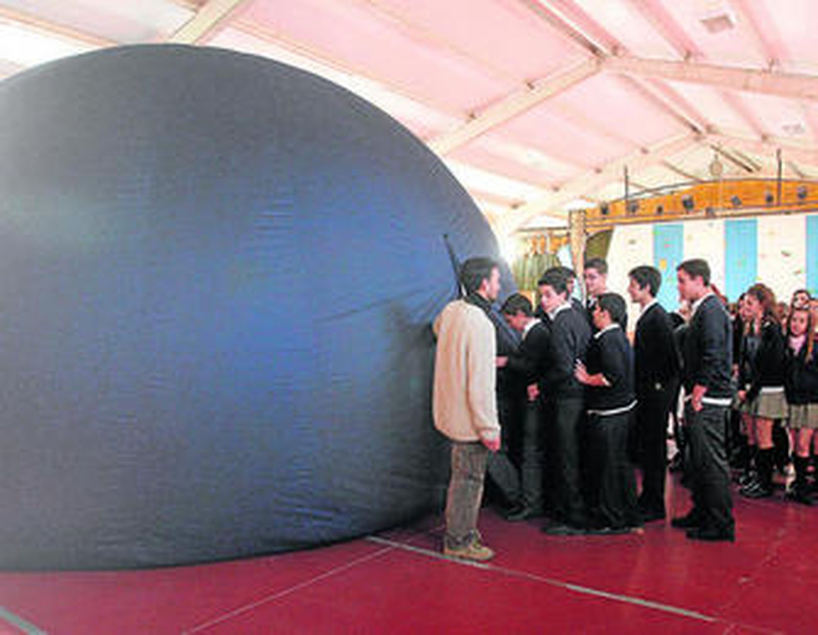 Escolares entrando en el planetario digital portátil de Platalea.