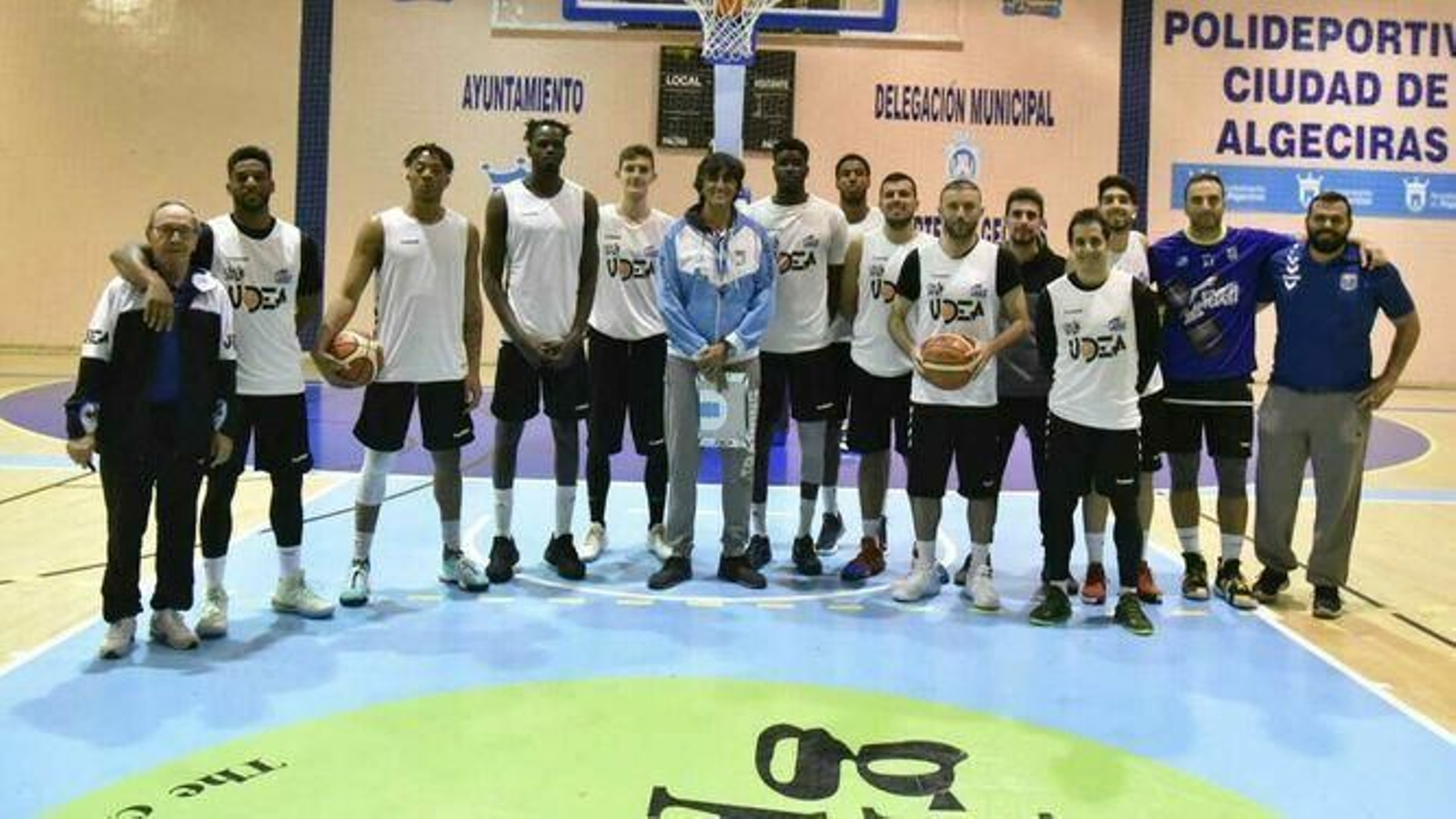 Jugadores y técnicos de Udea posan antes de un entrenamiento