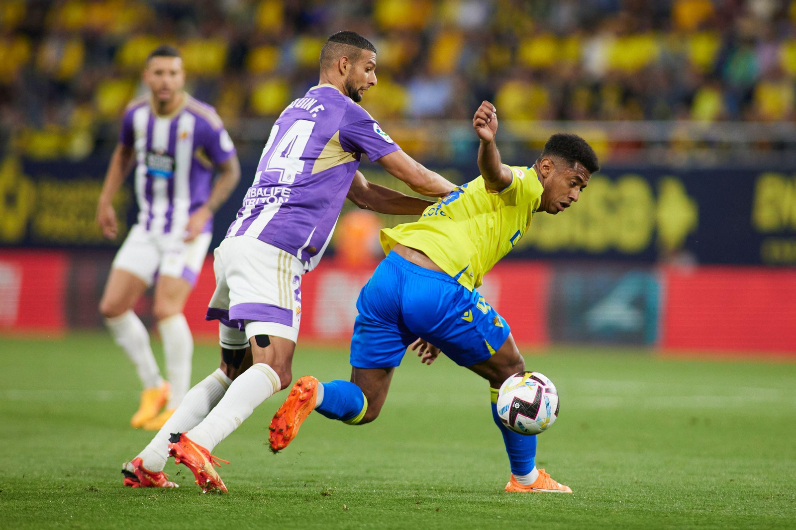 El huercalense disputa un balón con Lozano en su penúltimo partido con el Real Valladolid