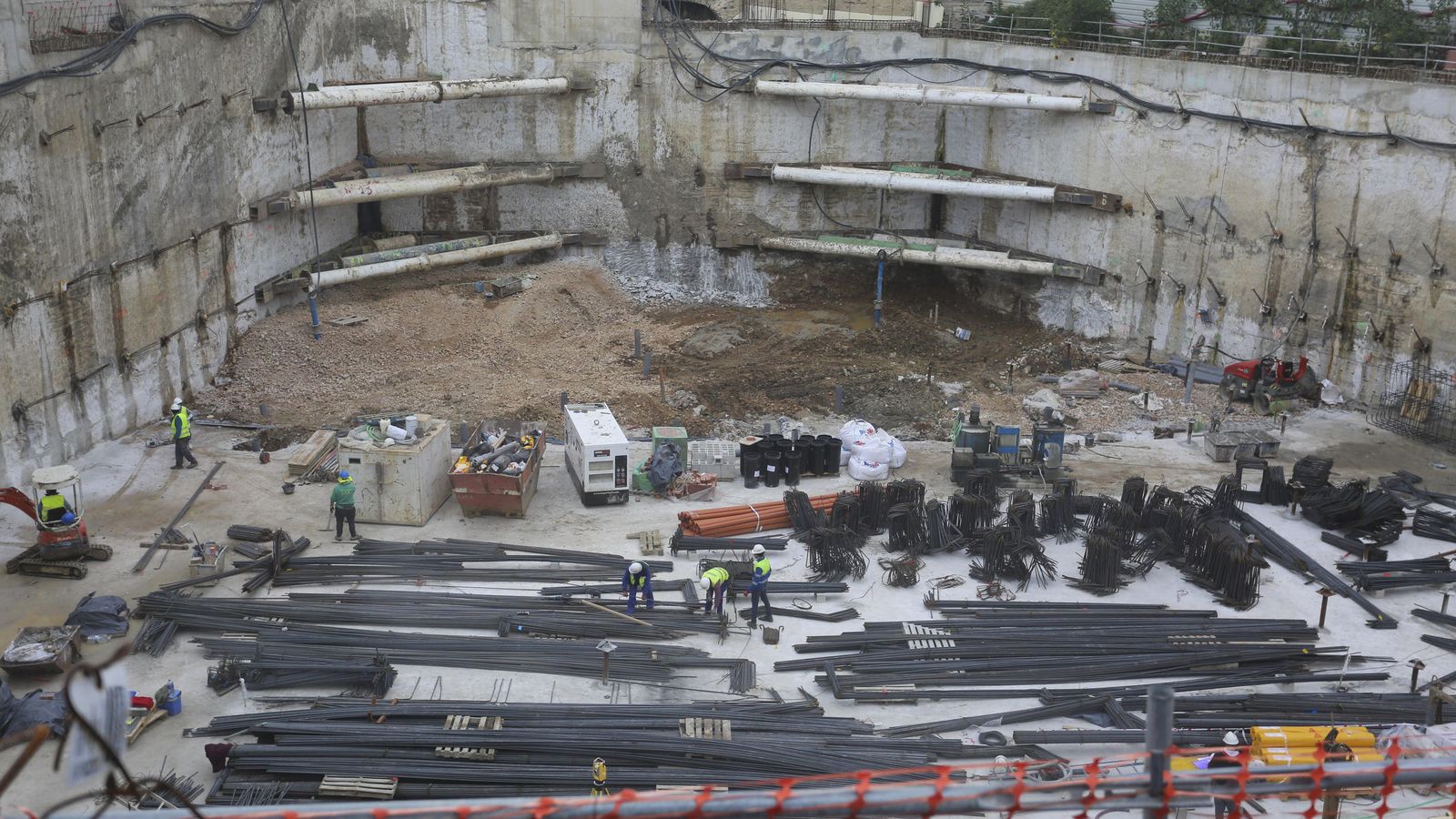 Varios obreros en el interior de la zanja.