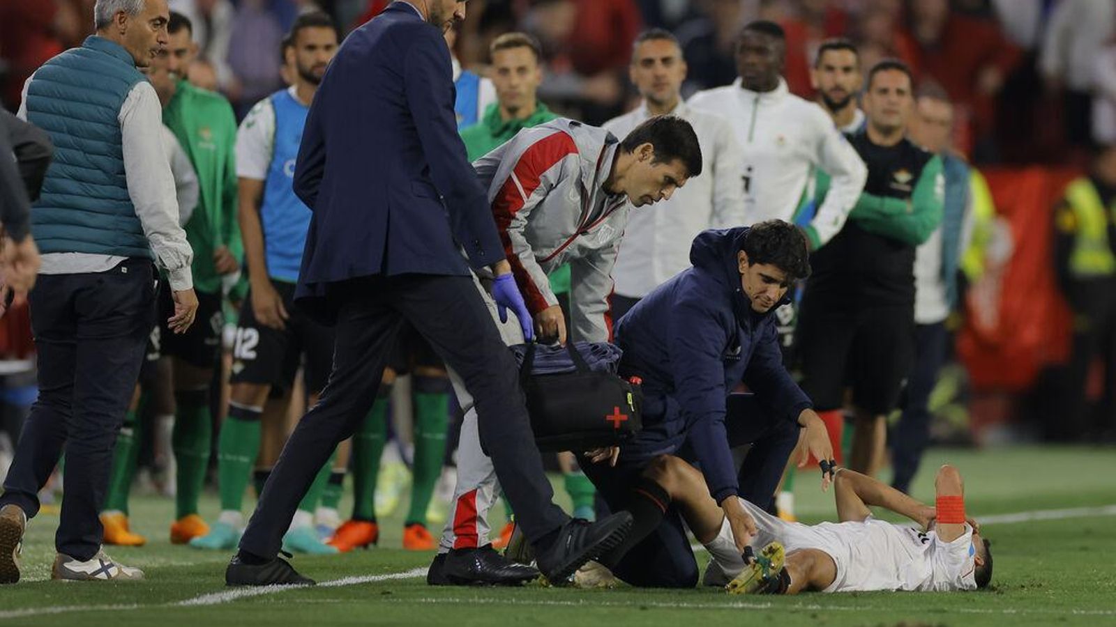 Bono se interesa por el estado de Jesús Navas junto a los servicios médicos del Sevilla.