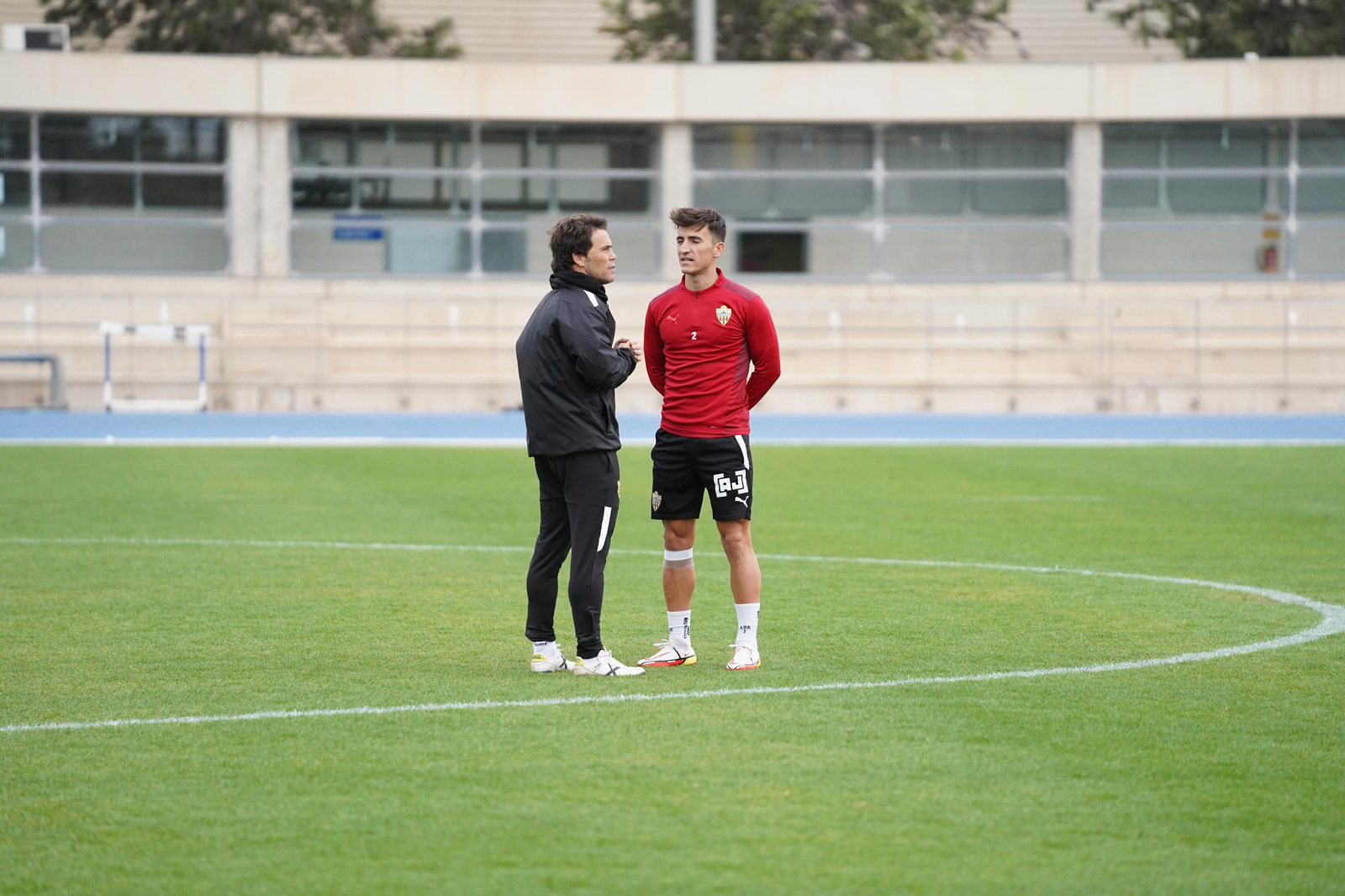 Rubi mantiene una charla con Aitor Buñuel durante una sesión preparatoria