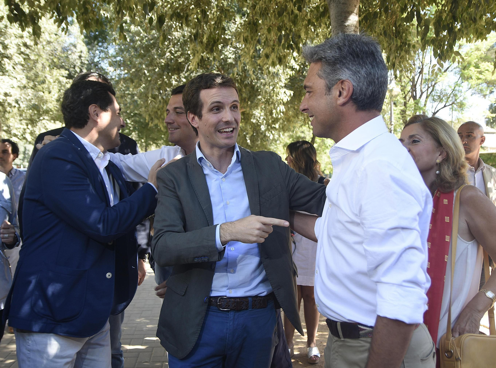 Pablo Casado conversa con el baluarte de su campaña de primarias en Córdoba, Andrés Lorite.