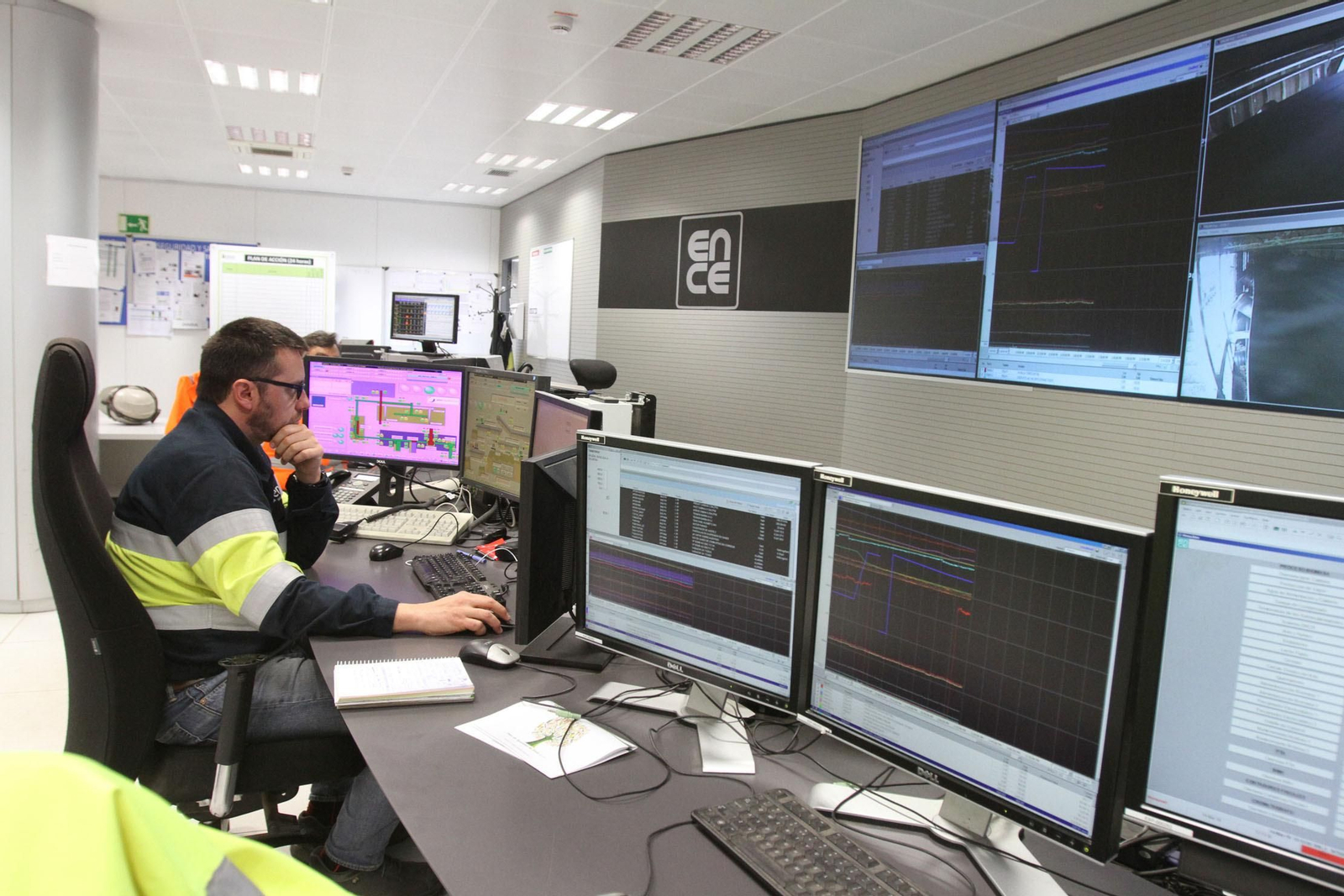 Instalaciones en el puesto de mando de Ence en Huelva.