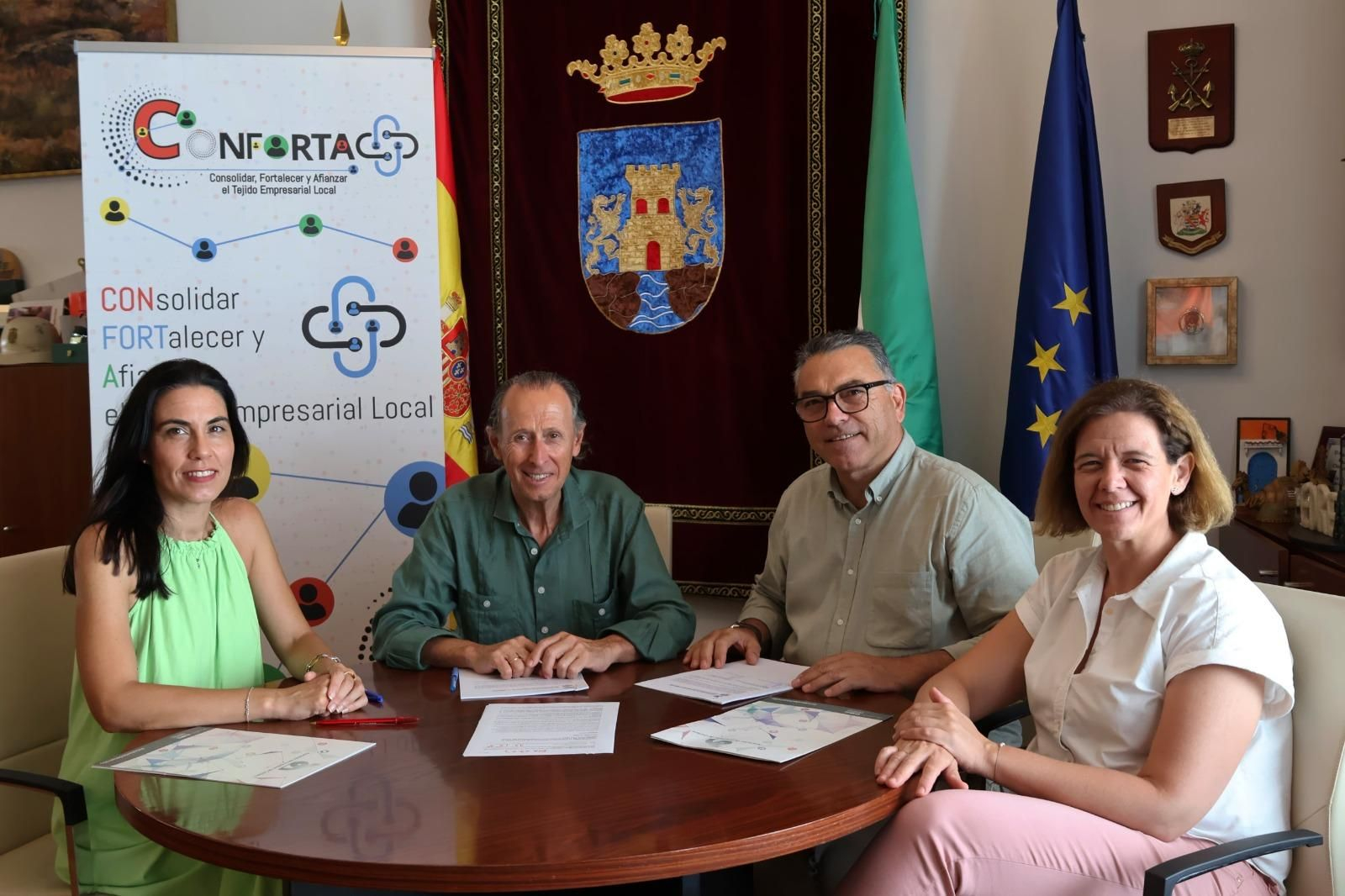 Un momento de la firma del documento. Un momento de la firma del documento.