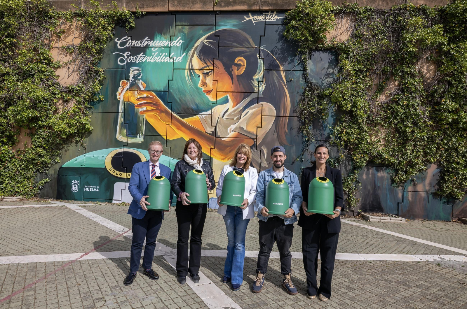 Alfonso Castro, Mª Ángeles Rodríguez y Pilar Miranda, Victor Konestilo y Coral Rojas-Marcos frente al mural en el parque Alonso Sánchez.