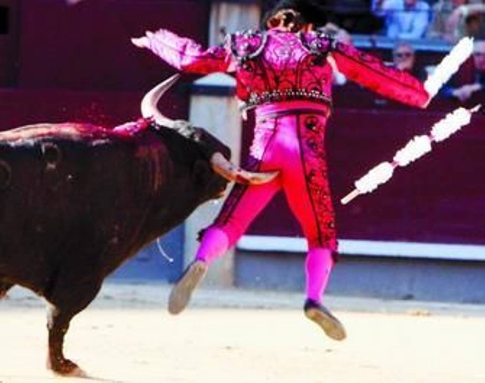 Instante en el que el banderillero El Ruso es empitonado.