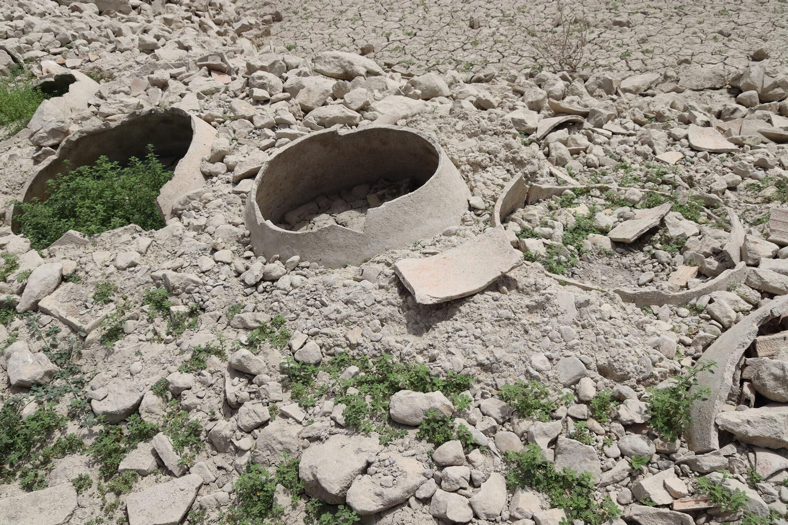 Un recorrido en fotografías por las ruinas que afloran en el pantano de Iznájar