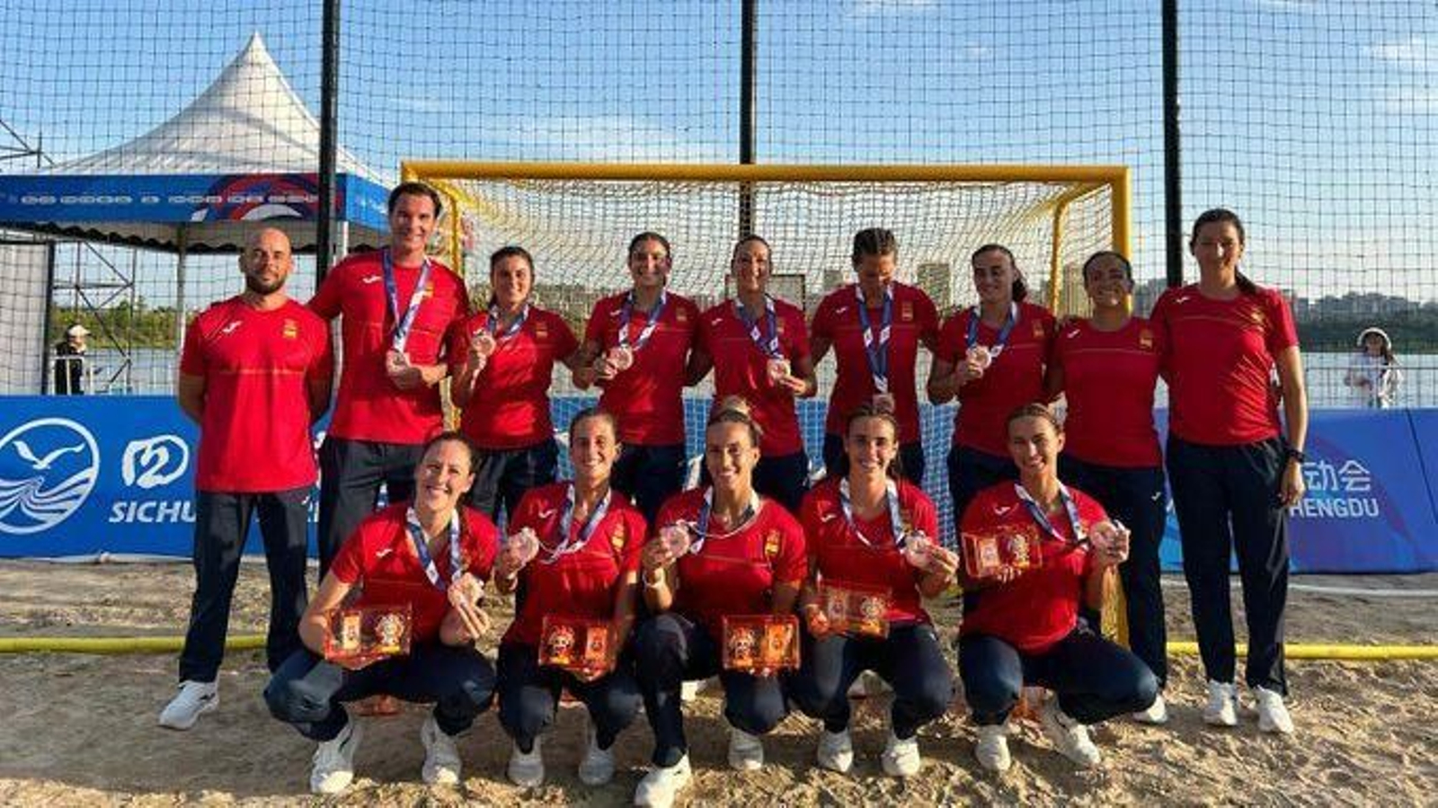 La selección femenina de Balonmano Playa posa con las medallas de bronce