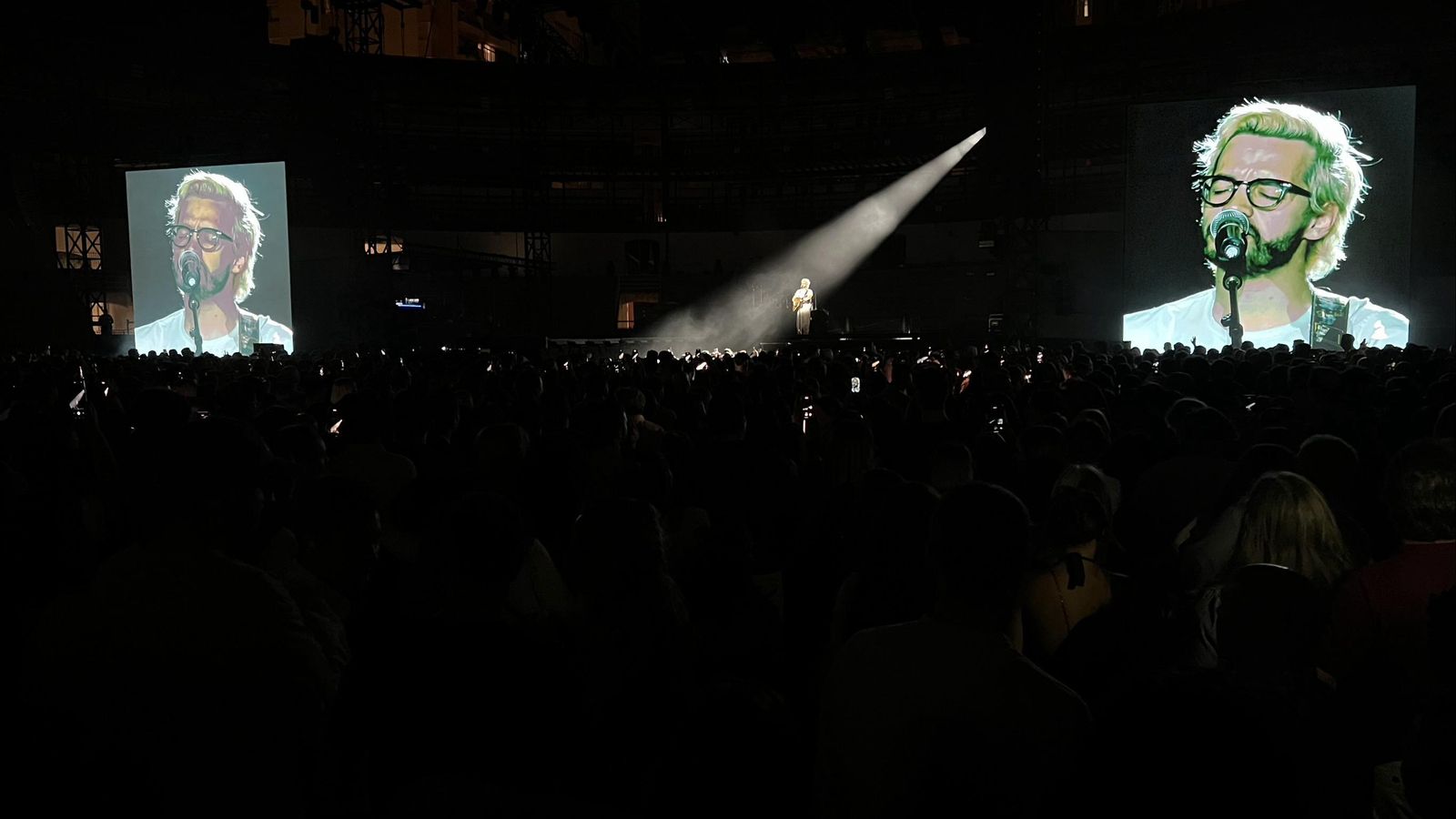 Morat tocando uno de los temas en el concierto.