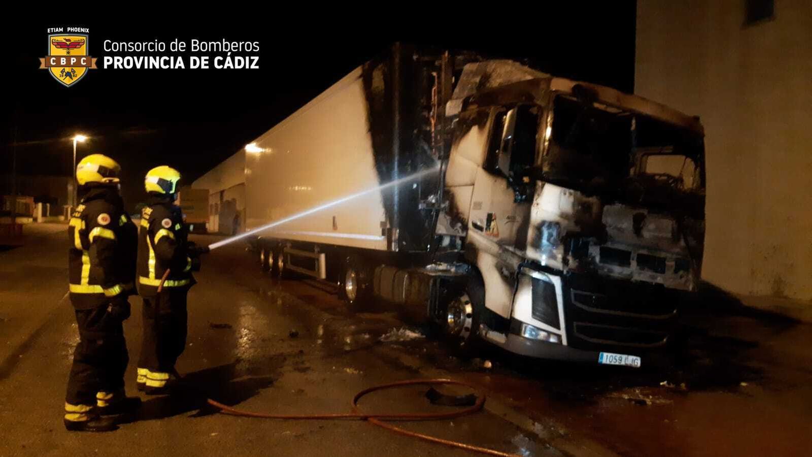 Bomberos del Parque de Jerez, apagando el fuego en uno de los camiones en la Ciudad del Transporte.