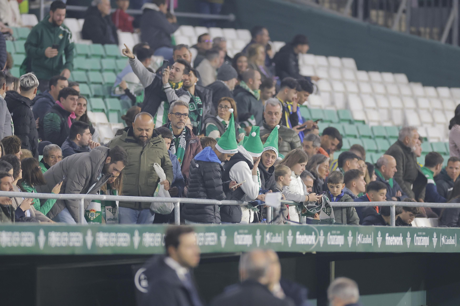 Búscate en las fotos del Betis-Las Palmas