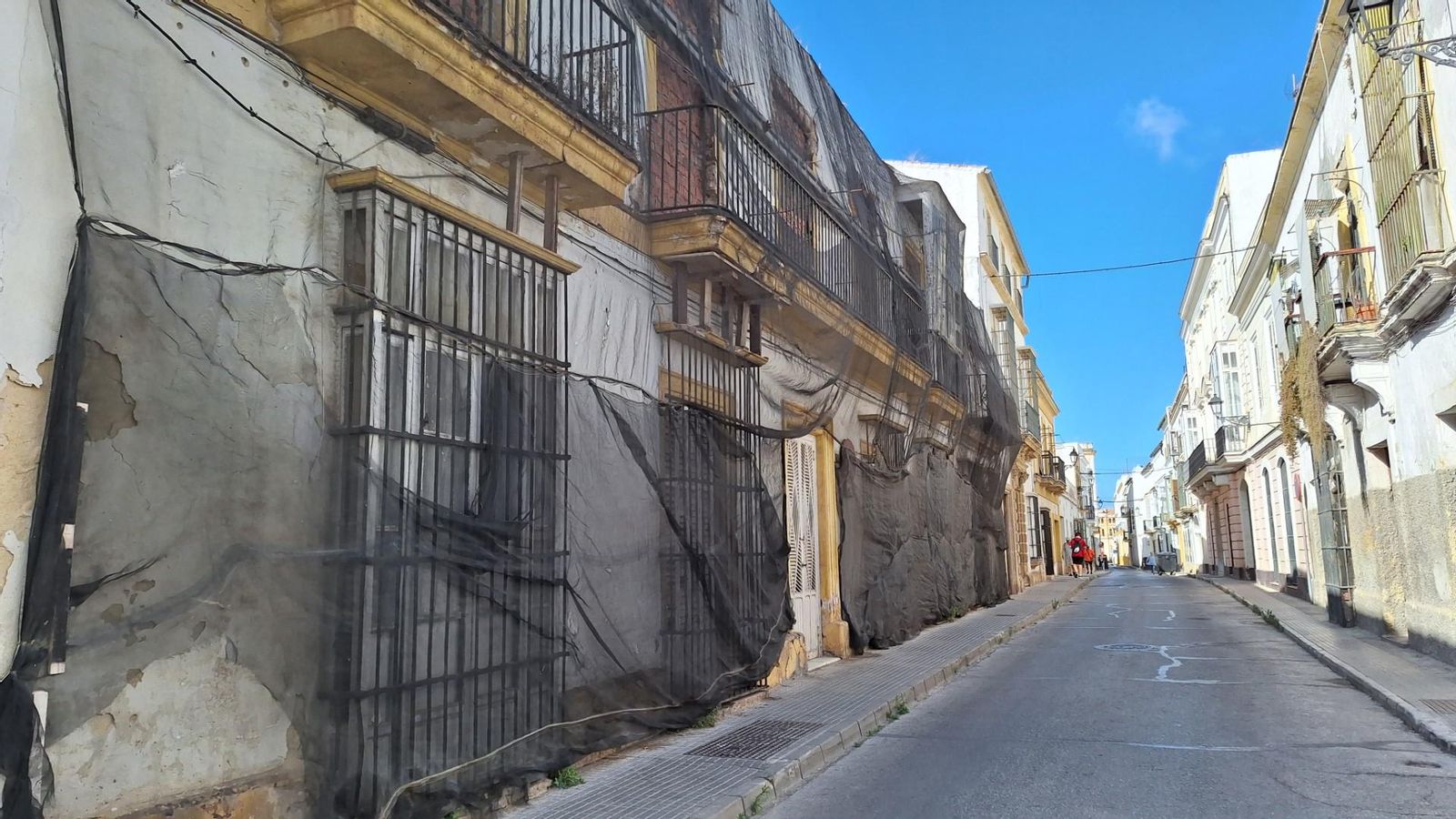 Otra de las fincas de la calle Santa Lucía cuya fachada se encuentra en mal estado.