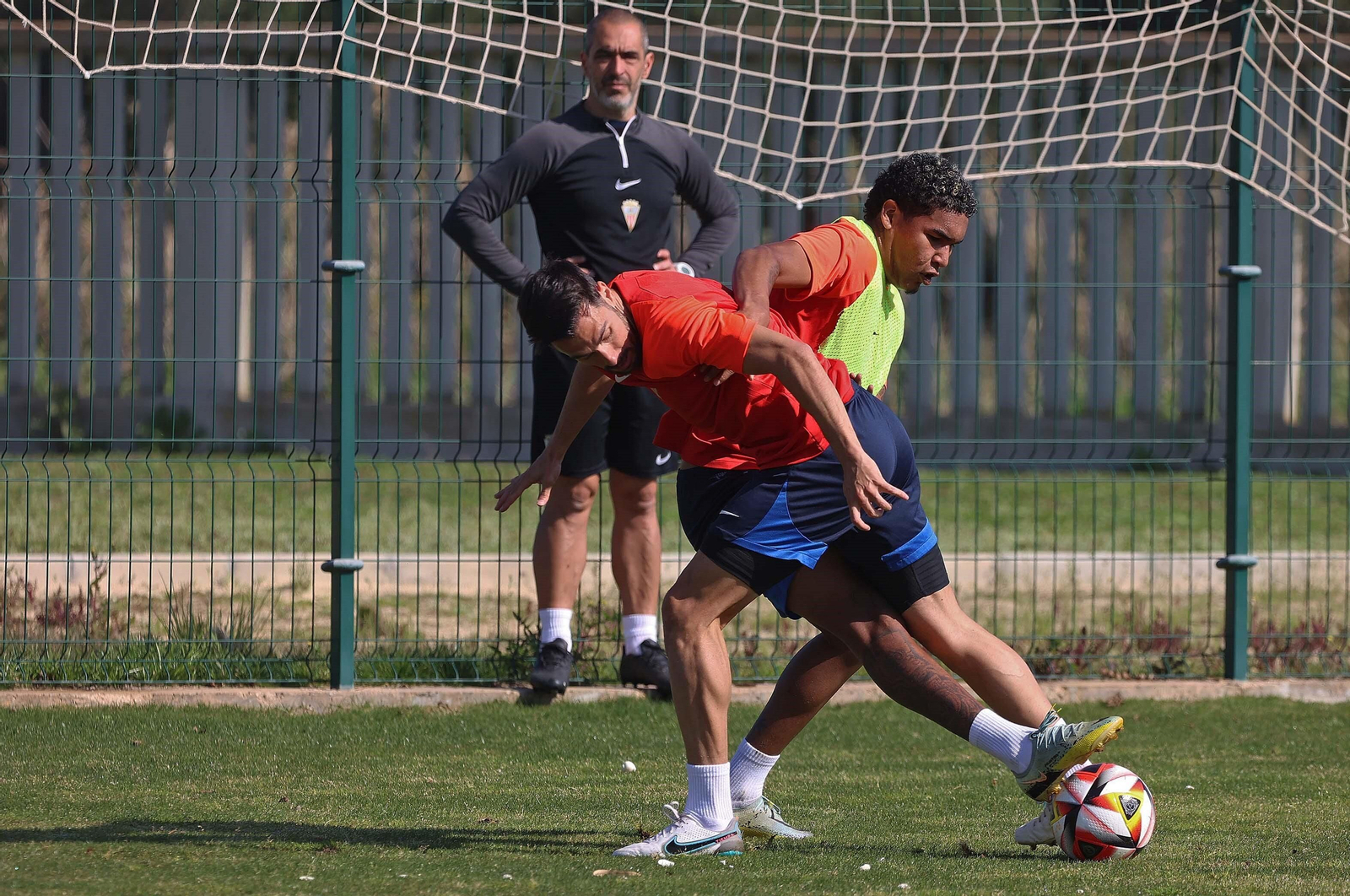 César Benavides (d), en el entrenamiento del pasado miércoles.
