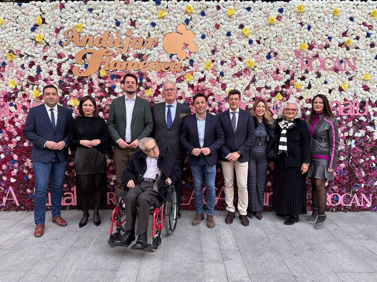 Foto familiar de la inauguración de Andújar Flamenca.