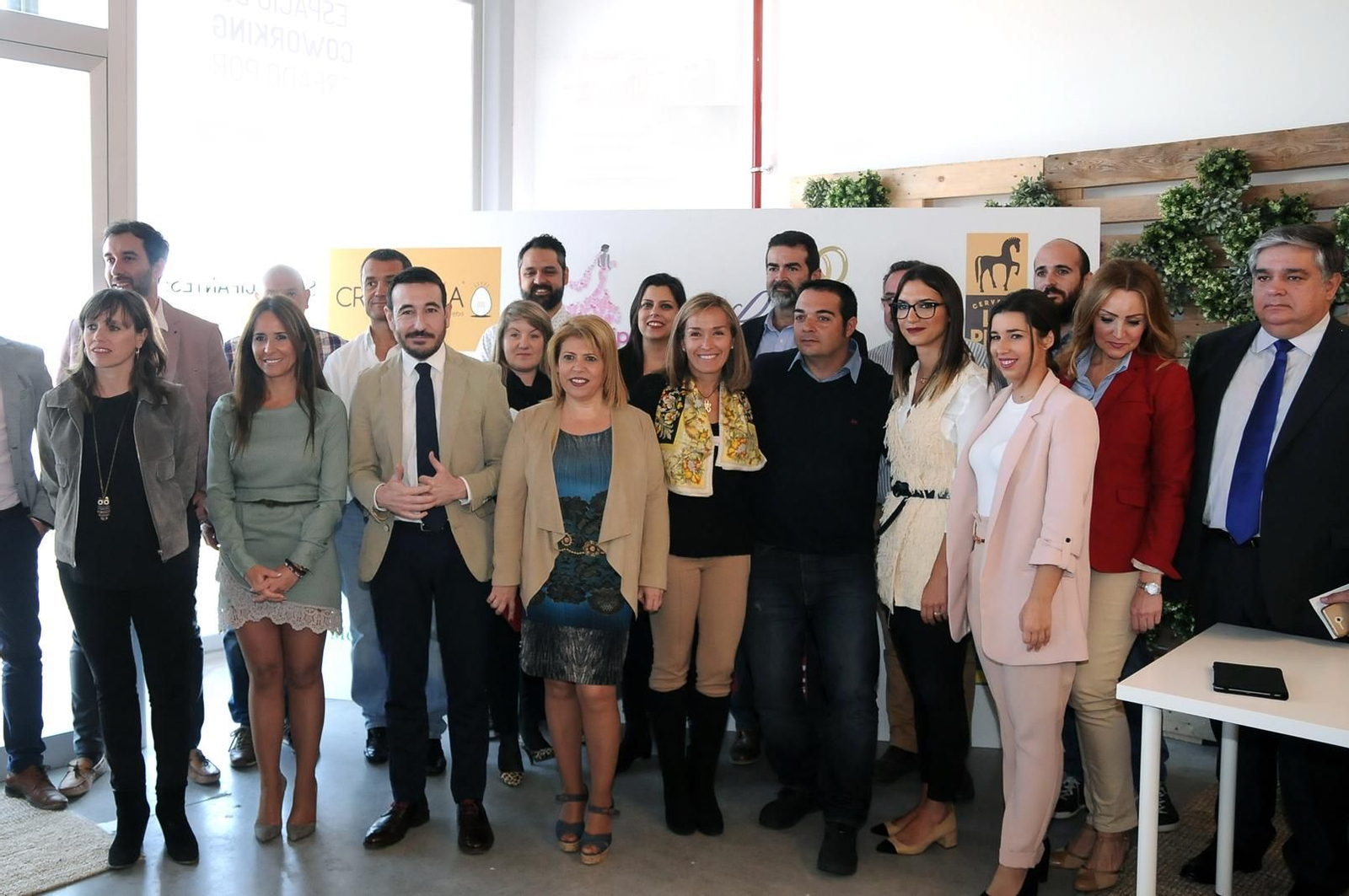 Los emprendedores posan acompañados por políticos y responsables de Ikea y de Luz Shopping.