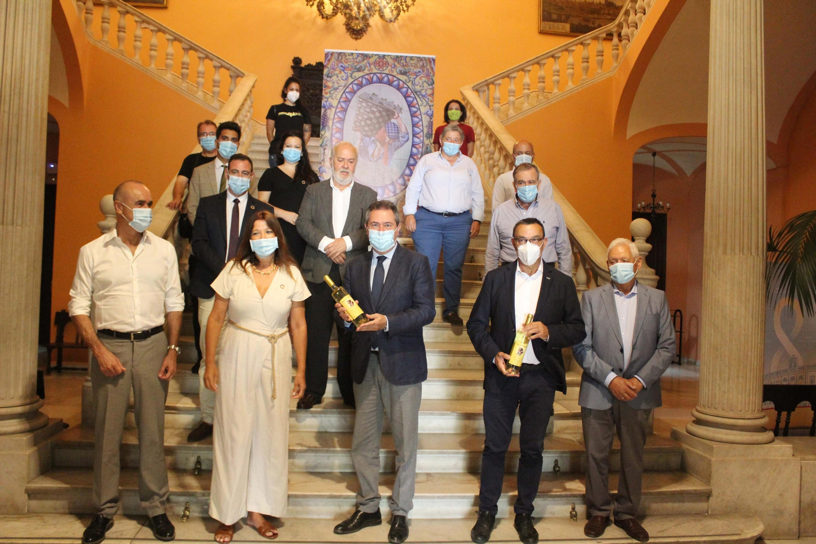 Las autoridades onubenses y sevillanas en el Ayuntamiento.